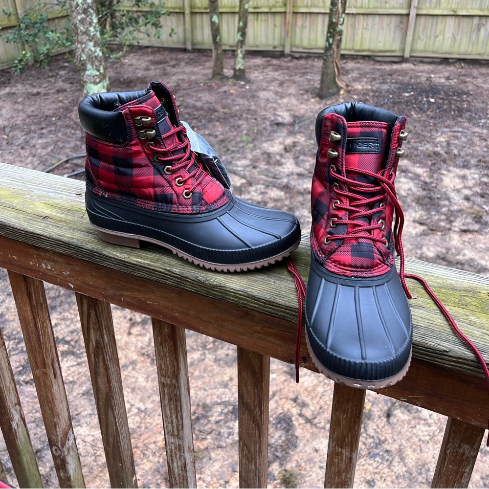 Tommy Hilfiger Men’s Buffalo Check Duck Rain Boot size 7 NWT